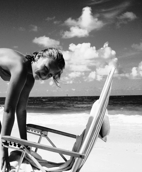 Het meisje met de strandstoel