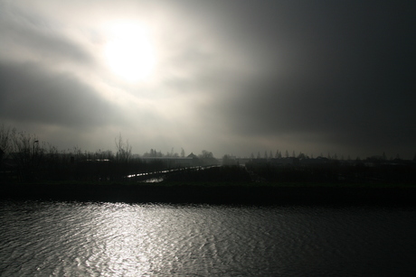 donkere wolken boven de polder