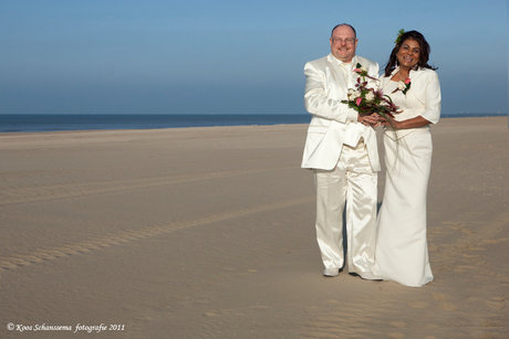 Bruidspaartje op het strand