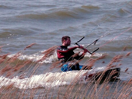 Kytesurf op de Zuiderdijk in Bovenkarspel