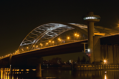 Brienoordbrug bij avond