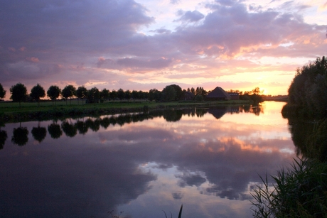 Wolken in een spiegel van water