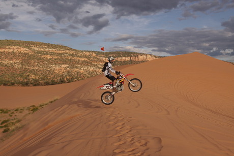 Crossmotorrijder op Coral Pink Sand Dunes (VS)