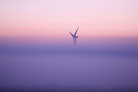 windmolen in de mist