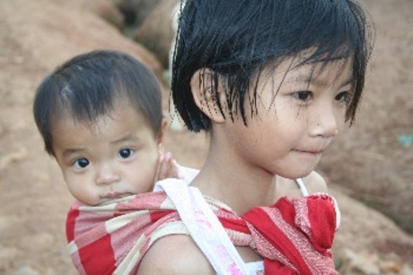 Thailand jong meisje met haar broertje of zusje