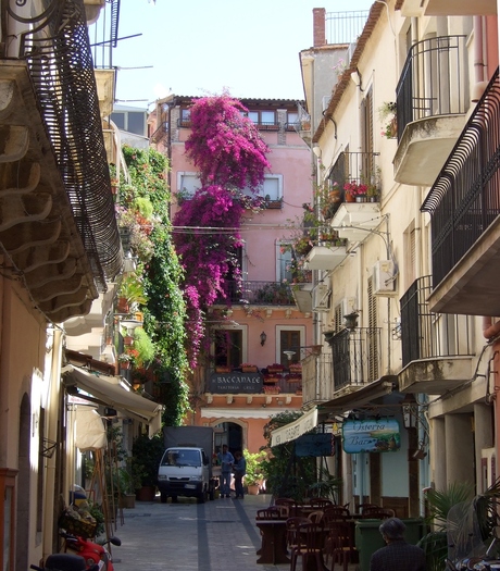kleurig straatje in Taormina