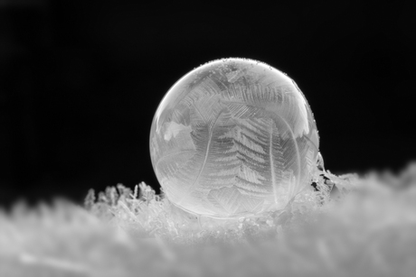 Bevroren ijskristallen op zeepbel