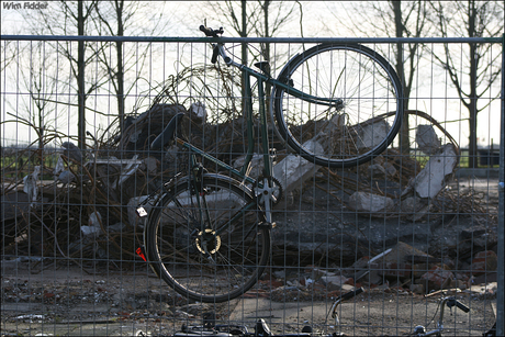 Fietsen in hek van sloopterein.