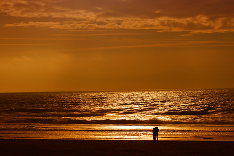 Zonsondergang aan zee