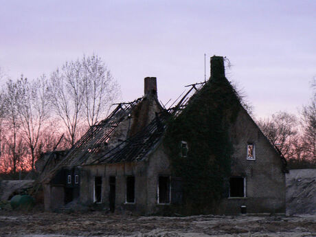 afgebrande boerderij