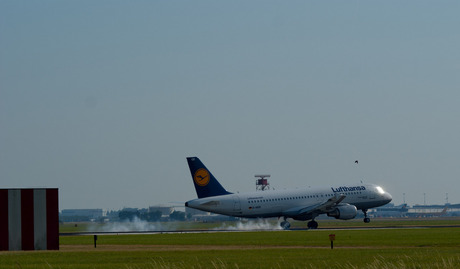 Lufthansa Airbus 320-200 Touchdown