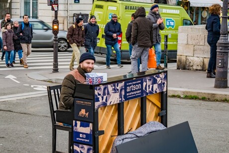 Les Parisiens - musicien de rue