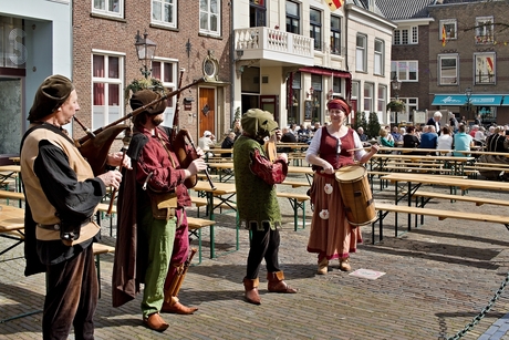 Muzikanten in oude kledij en met oude instrumenten.