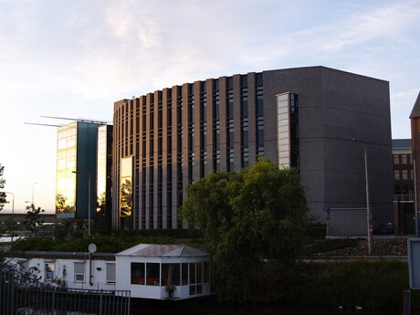 Gebouw aan de Maas