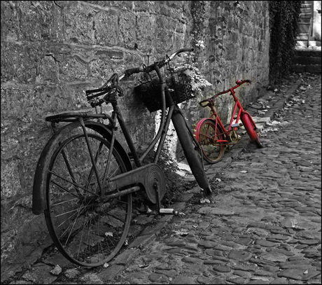Het steegje met rode fiets