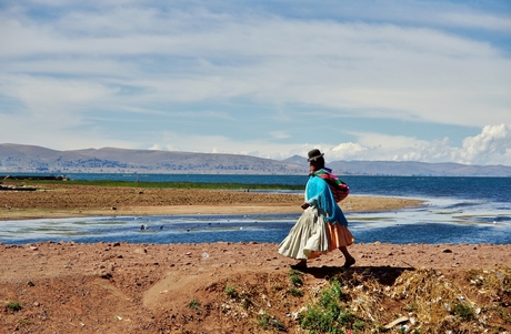 Indiaanse vrouw bij het Titicacameer op de grens ven Bolivia en Peru