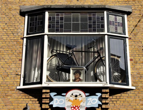 fiets voor het raam
