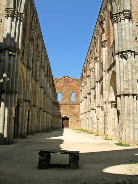 KLOOSTER RUINE IN TOSCANE