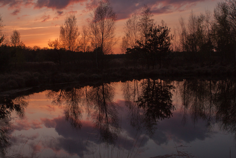 Spiegeling bij avondlicht