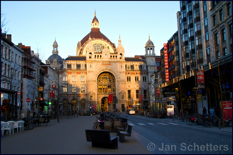 Centraal station Antwerpen in de avondzon