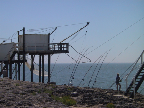 Visser aan de oceaan