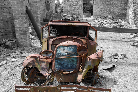 auto in verwoeste stad Oradour sur Glane