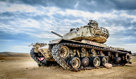 Tank in woestijn Tunesie