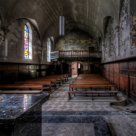 what's left is ... the light - Waar elders dit glas in lood al lang het loodje heeft gelegd valt er hier gelukkig nog volop van  te genieten
Een eenzame vervallen kerk in Belgie v - foto door westerweel op 03-12-2013 - deze foto bevat: sfeer, belgie, verlaten, hdr, verval, urbex, glas in lood