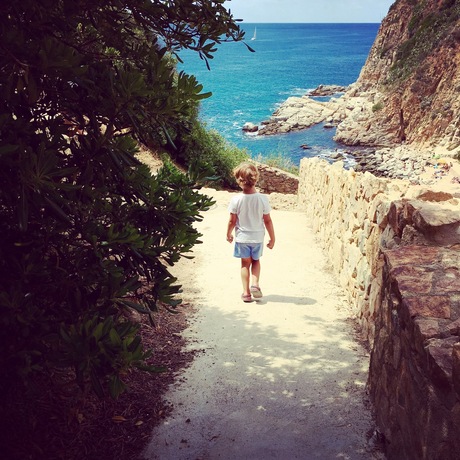 niño pequeño y el mar