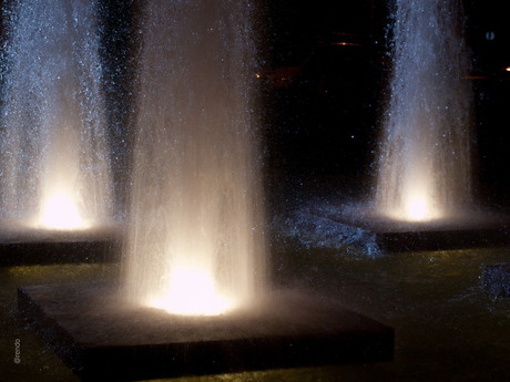 fontein bij nachtlicht