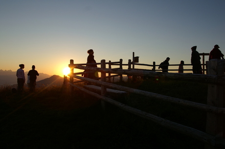 bergwandeling bij zonsopkomst