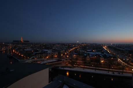 Stadsgezicht bij het ochtendgloren