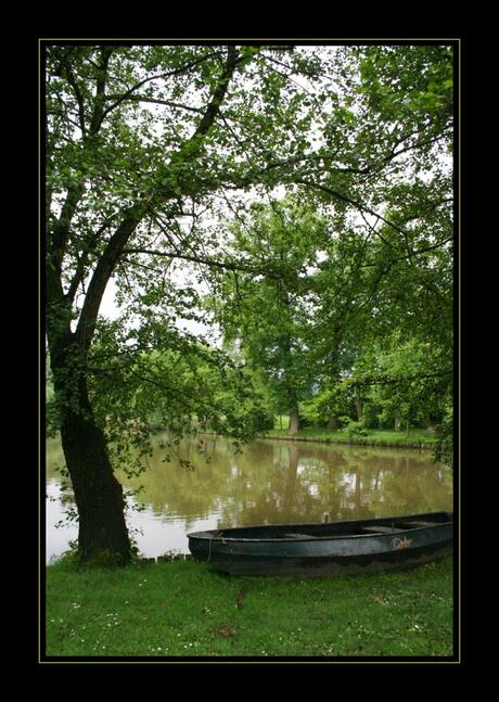 Bootje aan de waterkant