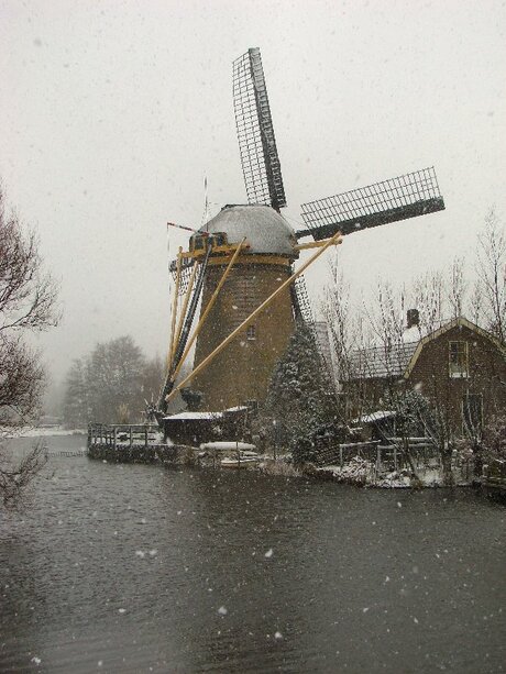 Molen in de sneeuw.