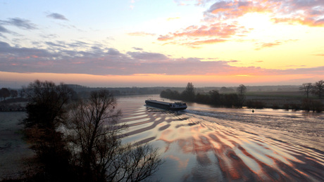 Schip in de ochtendzon