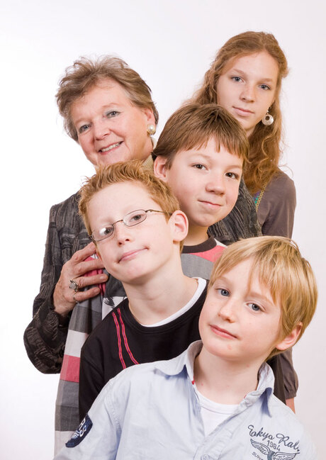 Oma met kleinkinderen