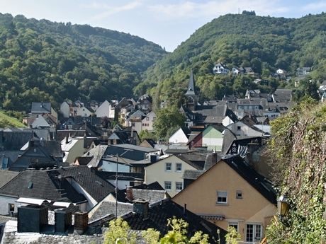Zicht over Cochem naar het zuid-westen.