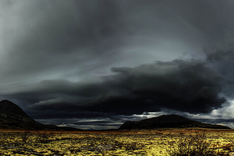 Donkere wolken boven herfstig Rondane
