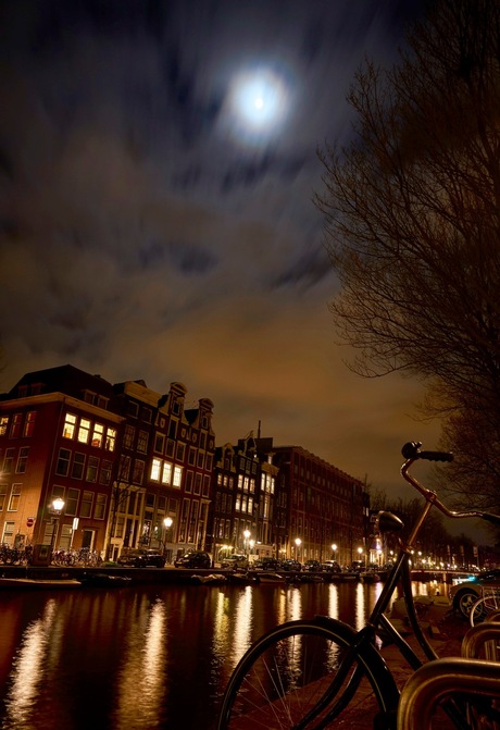 Gracht bij nacht