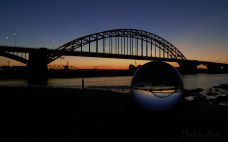 Waalbrug met glazen bol