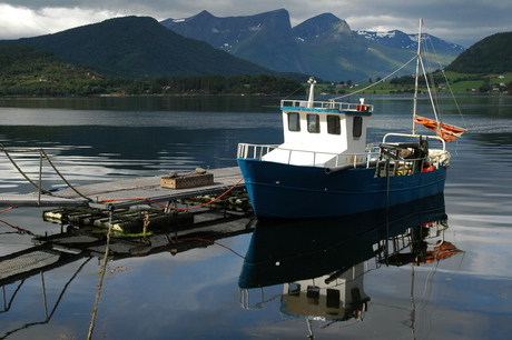 vissersboot in fjord