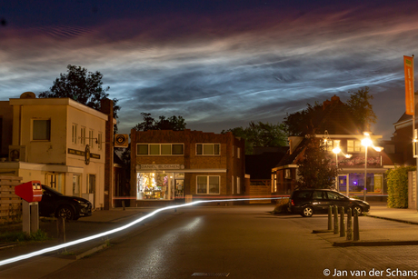 Lichtgevende wolken rondom middernacht.