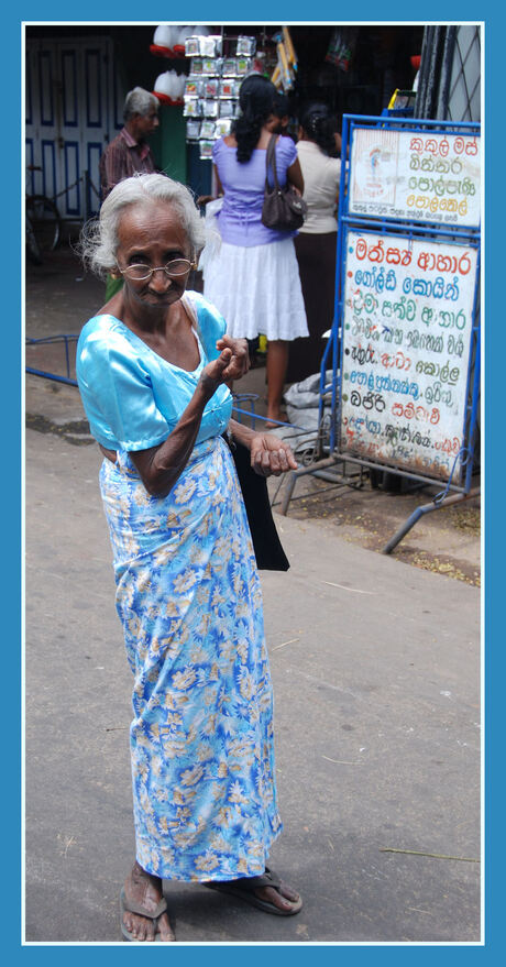 oud vrouwtje in Sri-Lanka