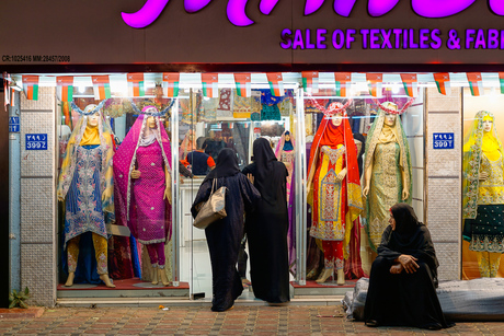 Winkelende vrouwen in Oman