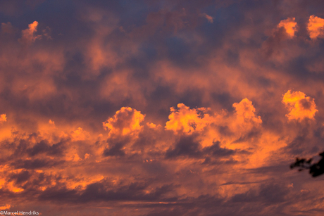 zonsondergang met veel wolken