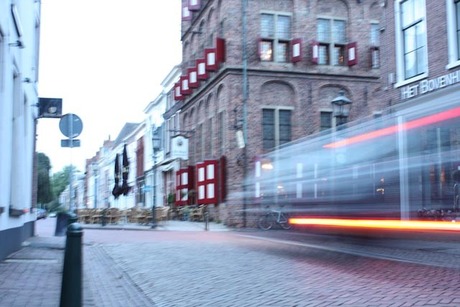 Rijdende auto in Doesburg