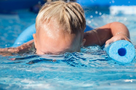 Genieten van de zomer en water in eigen achtertuin.