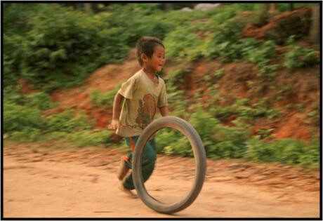 Spelende jongen in Thailand