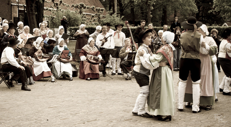 Folklore dansen in klederdracht
