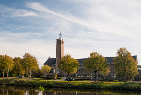 gebouw in kleurrijke omgeving